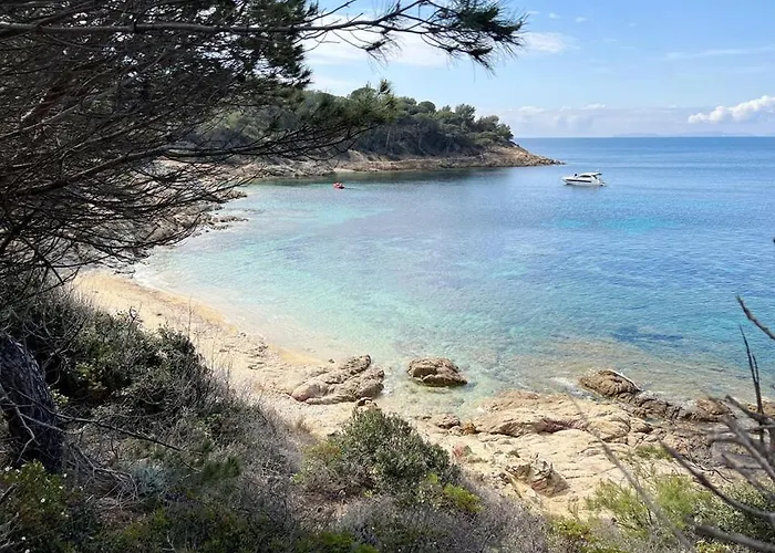 Maisonnette Avec 2 Chambres Climatisee En Face De La Plage De Gigaro